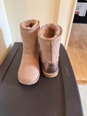 UGG Kids Short Shearling Boots in Chestnut Brown